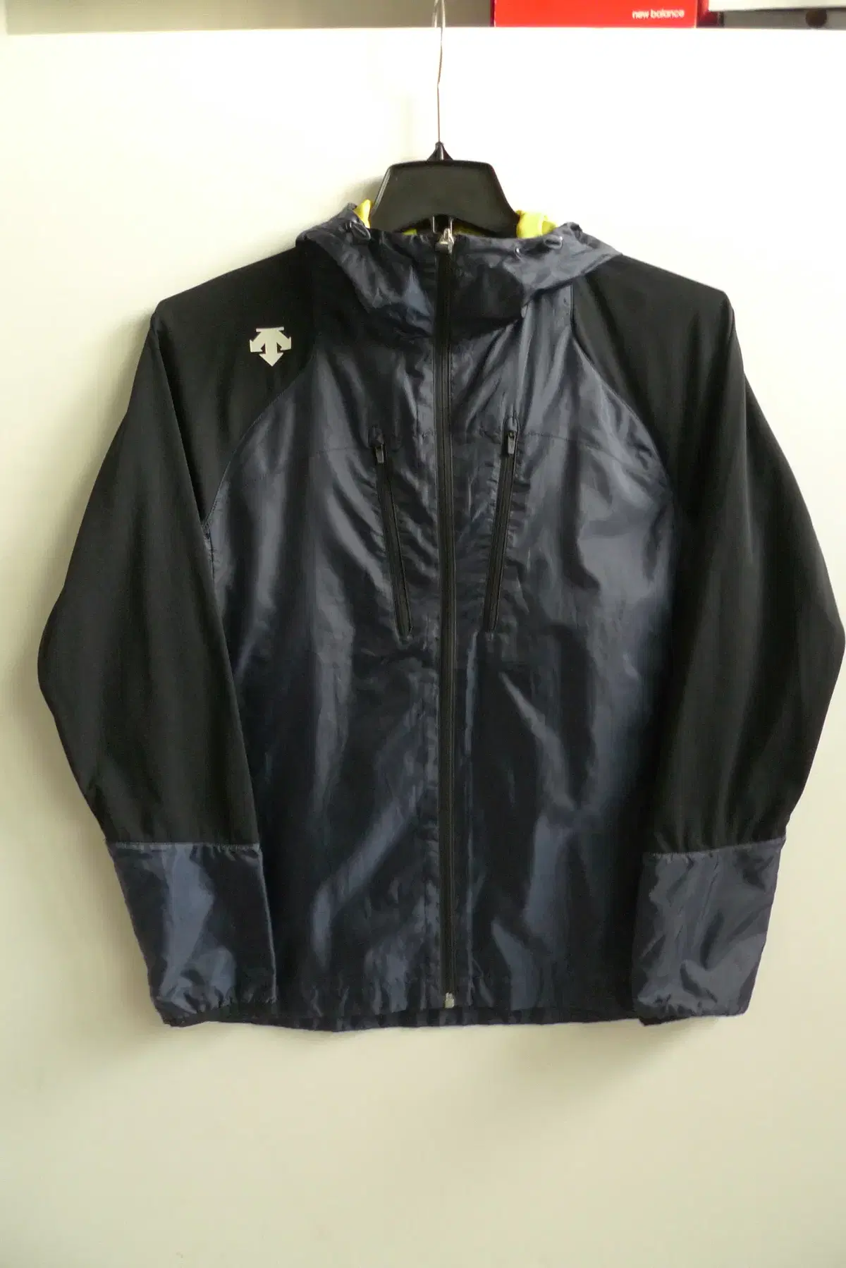 Desainte Windbreaker