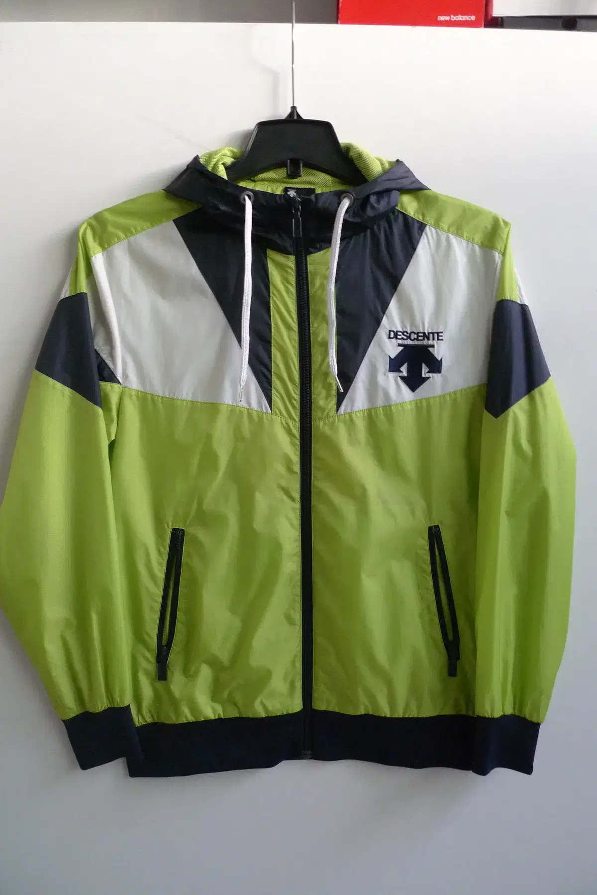 Desainte Windbreaker