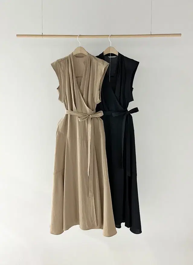 님프앤글로우 renn dress 슬리브리스 나시 롱원피스 랩원피스