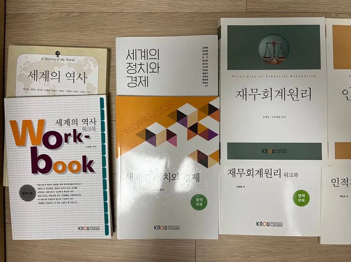 Sell textbooks for the first semester at Bangtong University