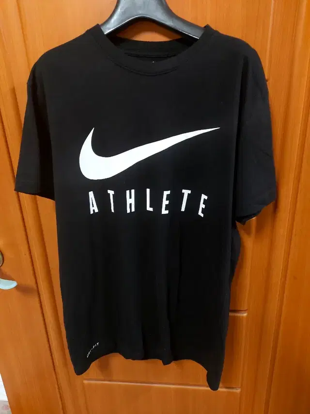 나이키 athlete 드라이핏 반팔 m