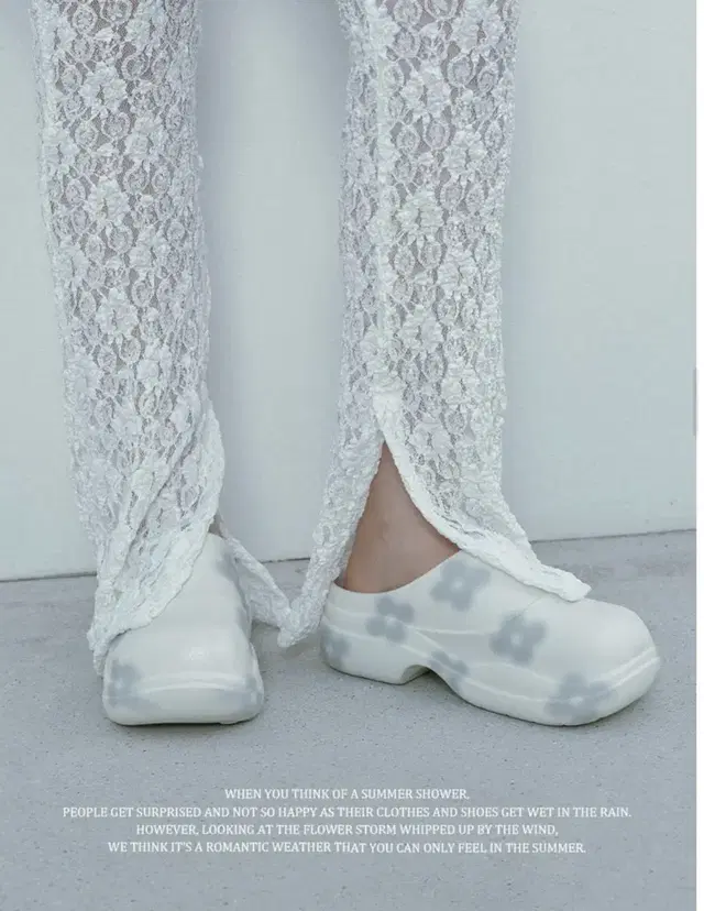 민주킴 락피쉬 FLORAL SHADOW CLOG - WHITE