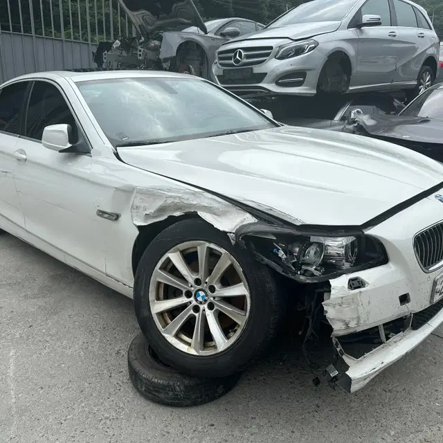 BMW 528i F10 571547 2011년 전기형 분해 판매합니다