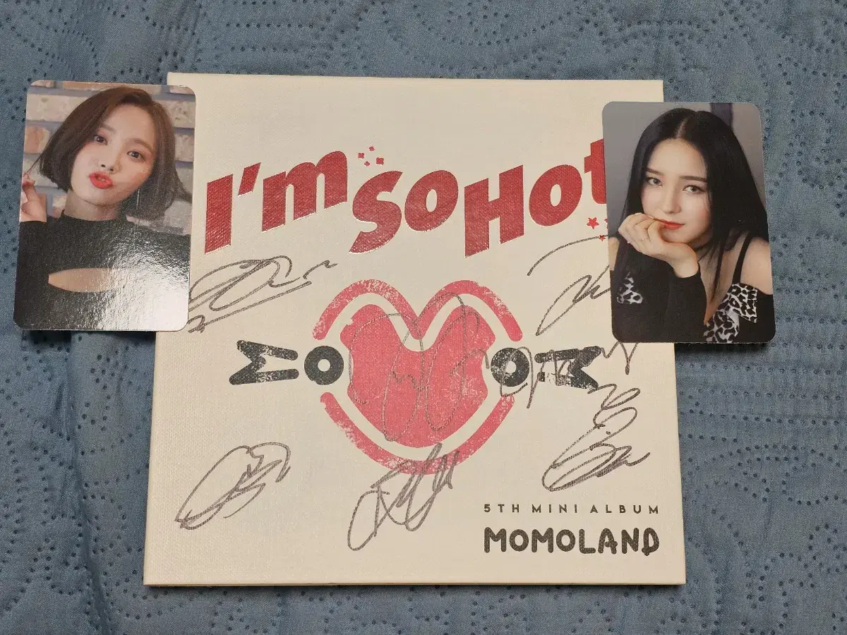 Momoland sign sells CDs (including Yeonwoo, Nancy photocard )