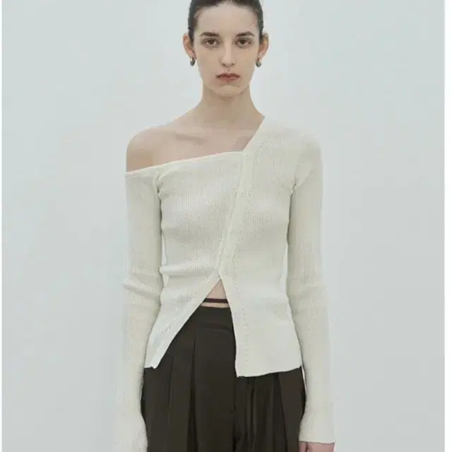 [DIAGONAL 다이애그널] ONE OFF SHOULDER KNIT 원