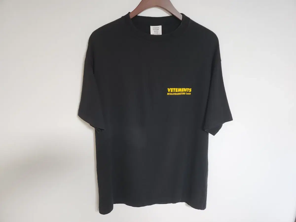 [S] Vetements Metal Logo Short Sleeve T-Shirt WSS18TR600