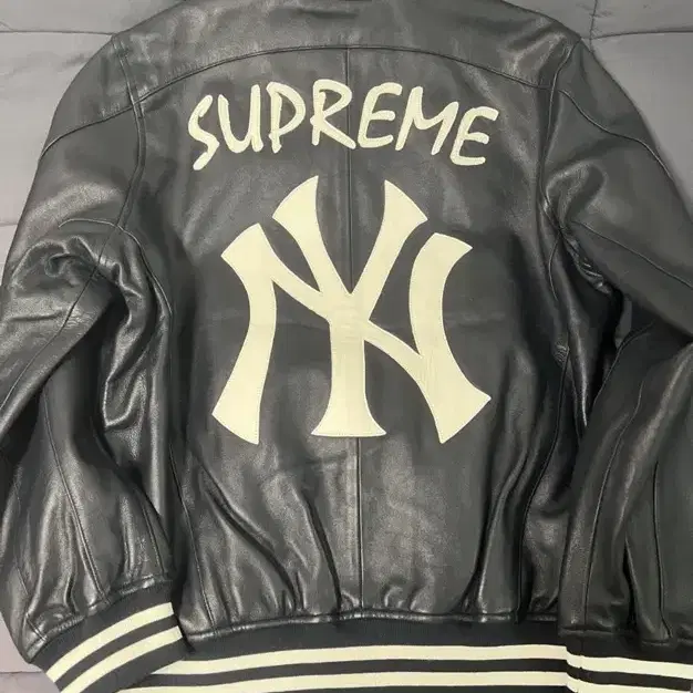 Supreme Yankees Leather 바시티 xl삽니다