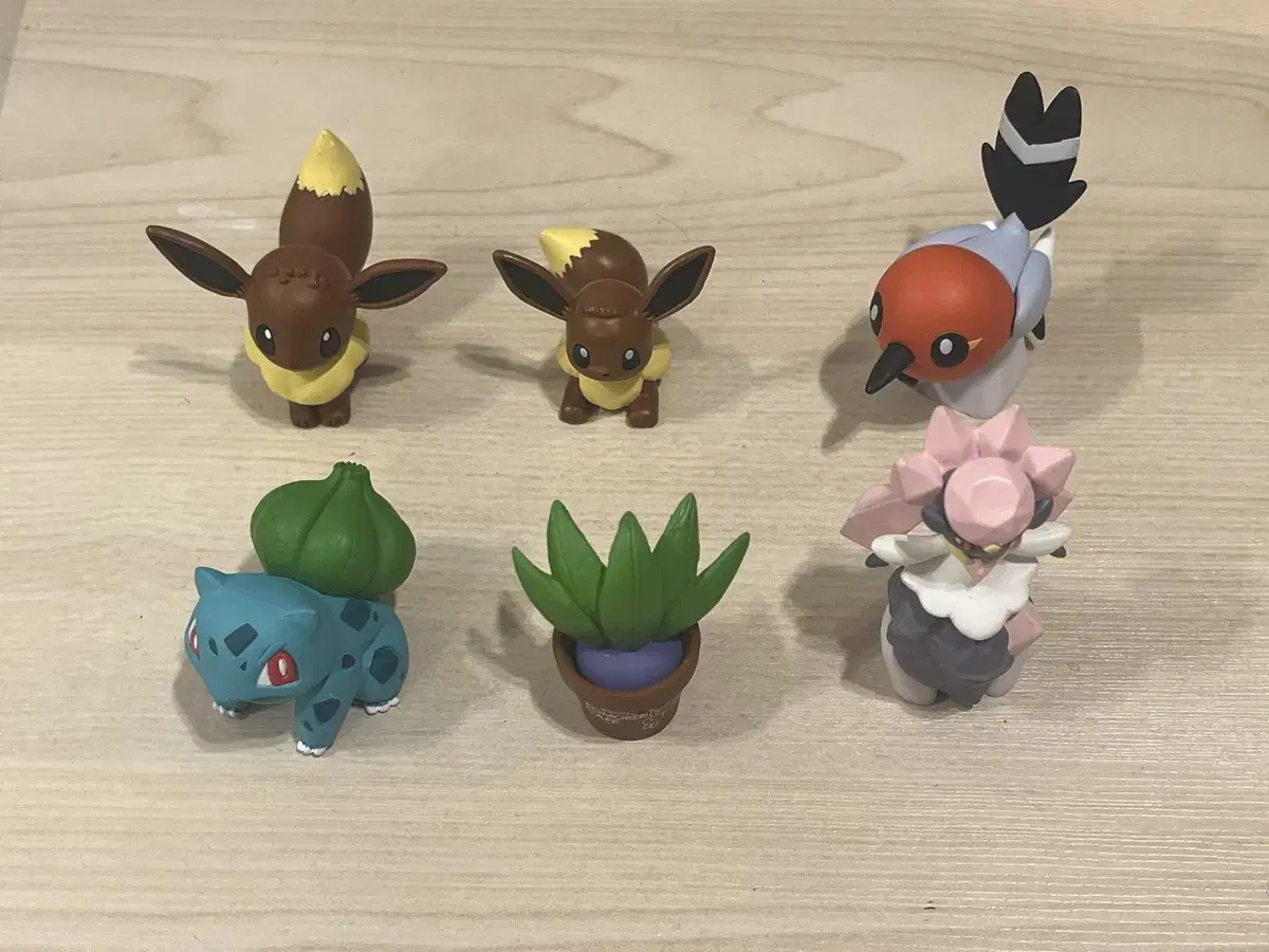 Feed) Pokémon Figures