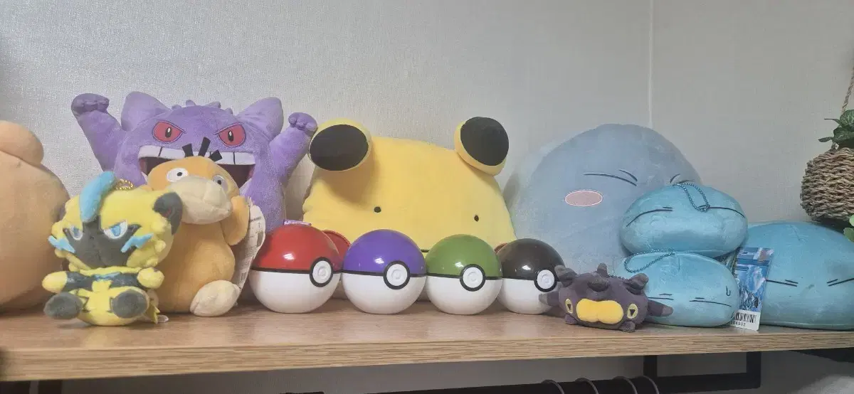 I sell Pokémon figures, dolls, Ryan, and Psyche doll 