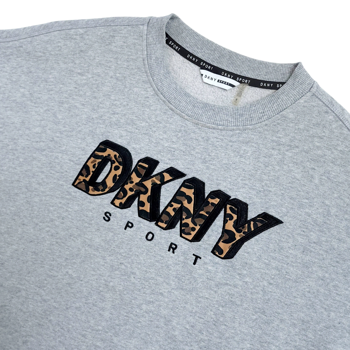 [S] DKNY 스포츠 카모 자수 반팔티셔츠