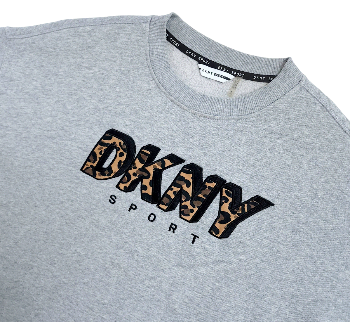 [S] DKNY 스포츠 카모 자수 반팔티셔츠