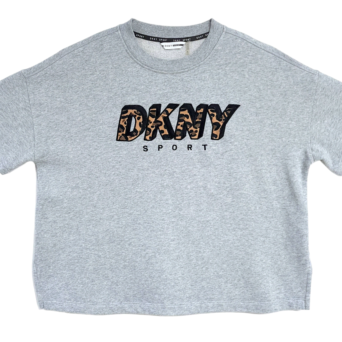 [S] DKNY 스포츠 카모 자수 반팔티셔츠