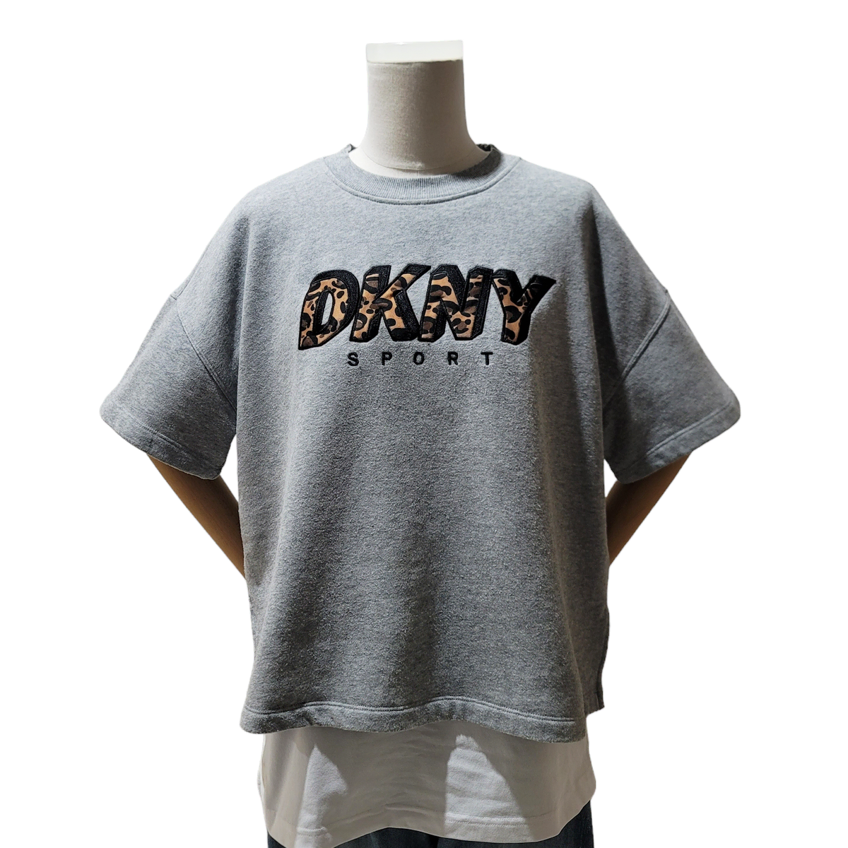 [S] DKNY 스포츠 카모 자수 반팔티셔츠