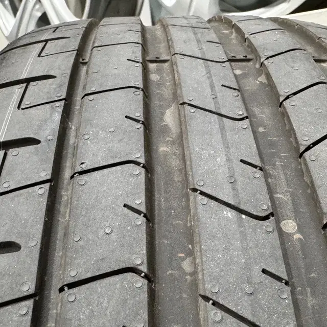 신형 BMW 520i 타이어 PZERO MO*245/45R19 임판급