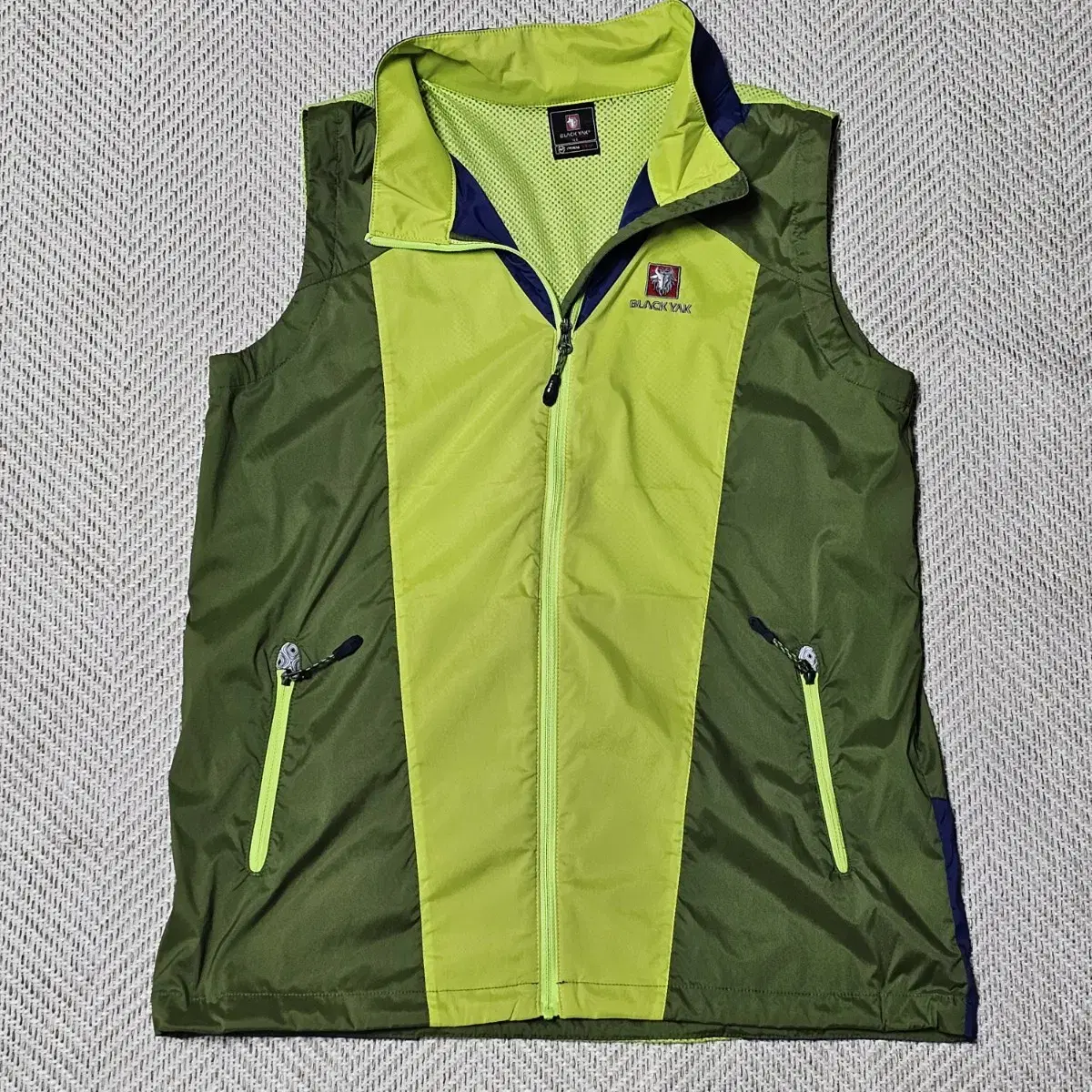 [20% off] I'm selling a black yak mountaineering vest (men's around 90).