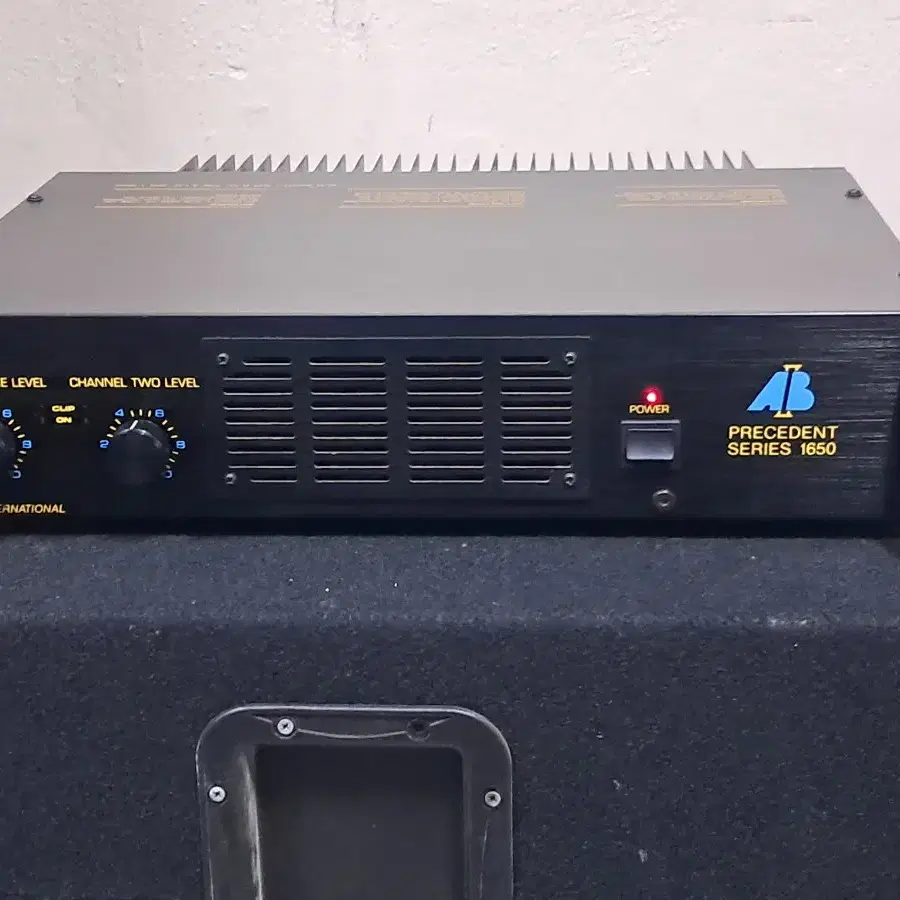 PRECEDENT SERIES 1650 POWER AMPLIFIER