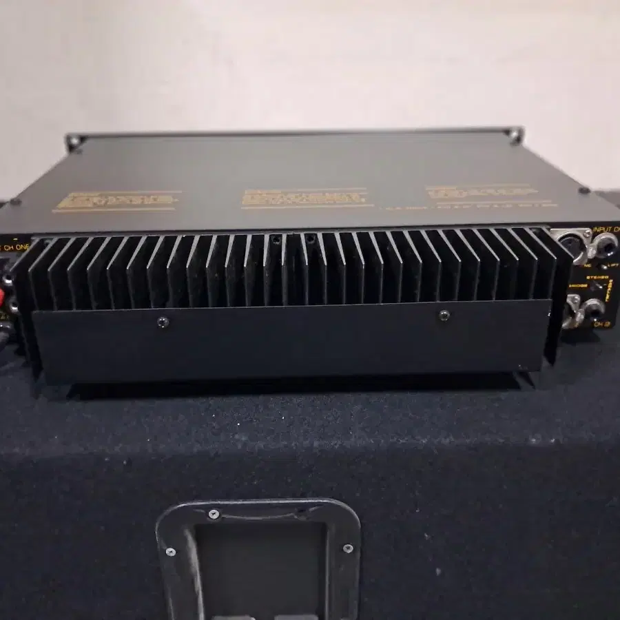 PRECEDENT SERIES 1650 POWER AMPLIFIER