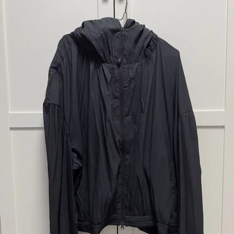 오프닝프로젝트 Pleats Hoodie Jumper - Black