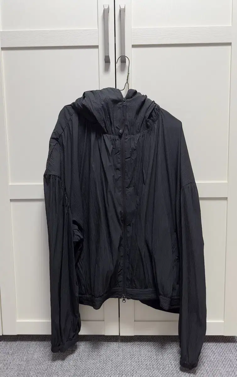 오프닝프로젝트 Pleats Hoodie Jumper - Black