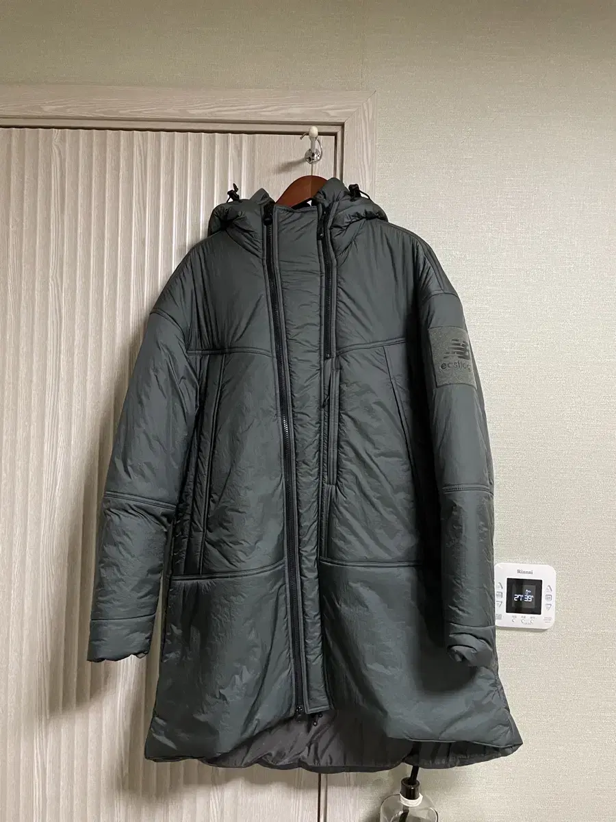 New Balance Eastrog Monster Parka L 100 Nearly New