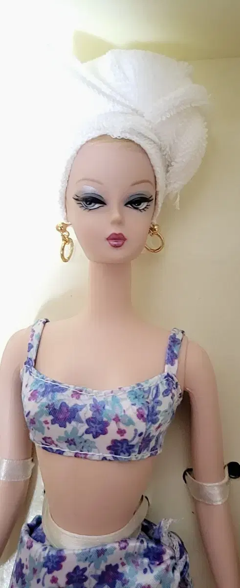 I am selling my Silkstone Spa Barbie doll.Adjustment end