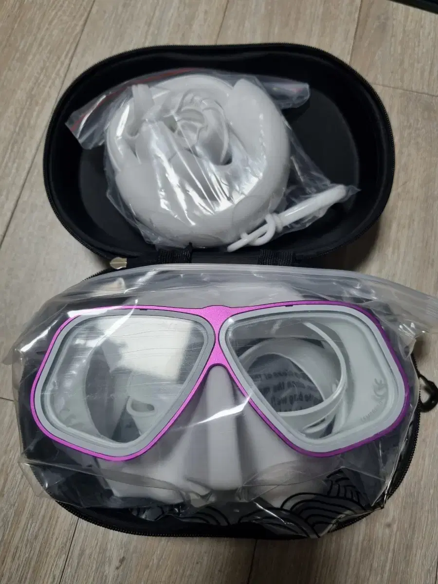 I am selling a brand new, unsealed freediving mask (case free)