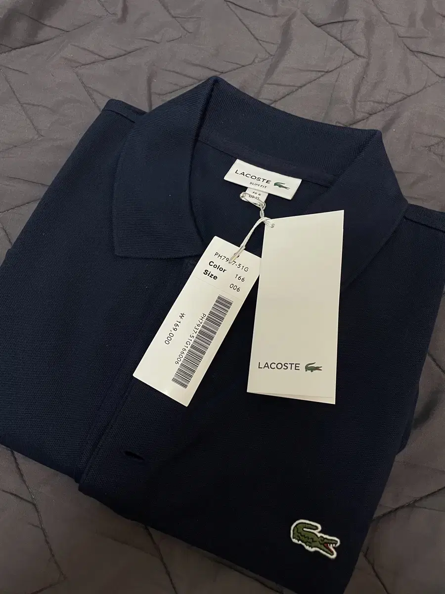 Lacoste navy blue kara vahn tee XL brand new (I'm throwing it away for real cheap lol).