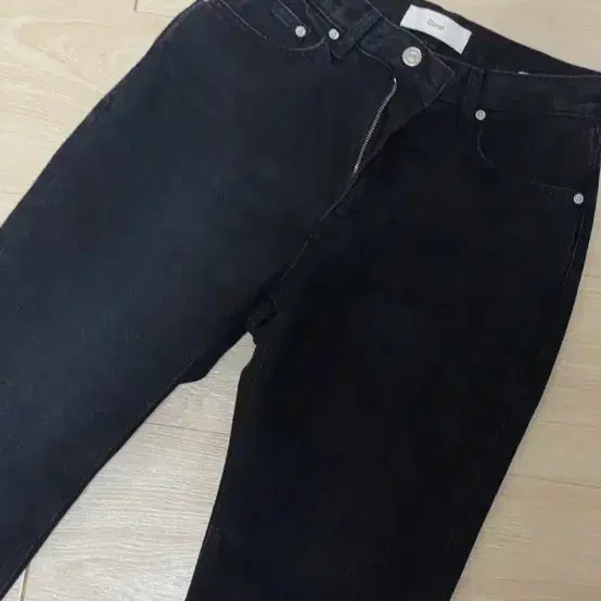 던스트 ESSENTIAL SEMI BOOT-CUT JEANS BLACK_