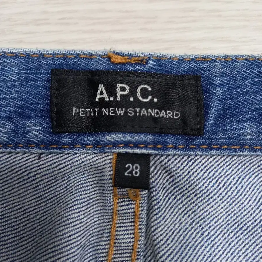 28 A.P.C 워싱 스판 슬림일자진 28-763