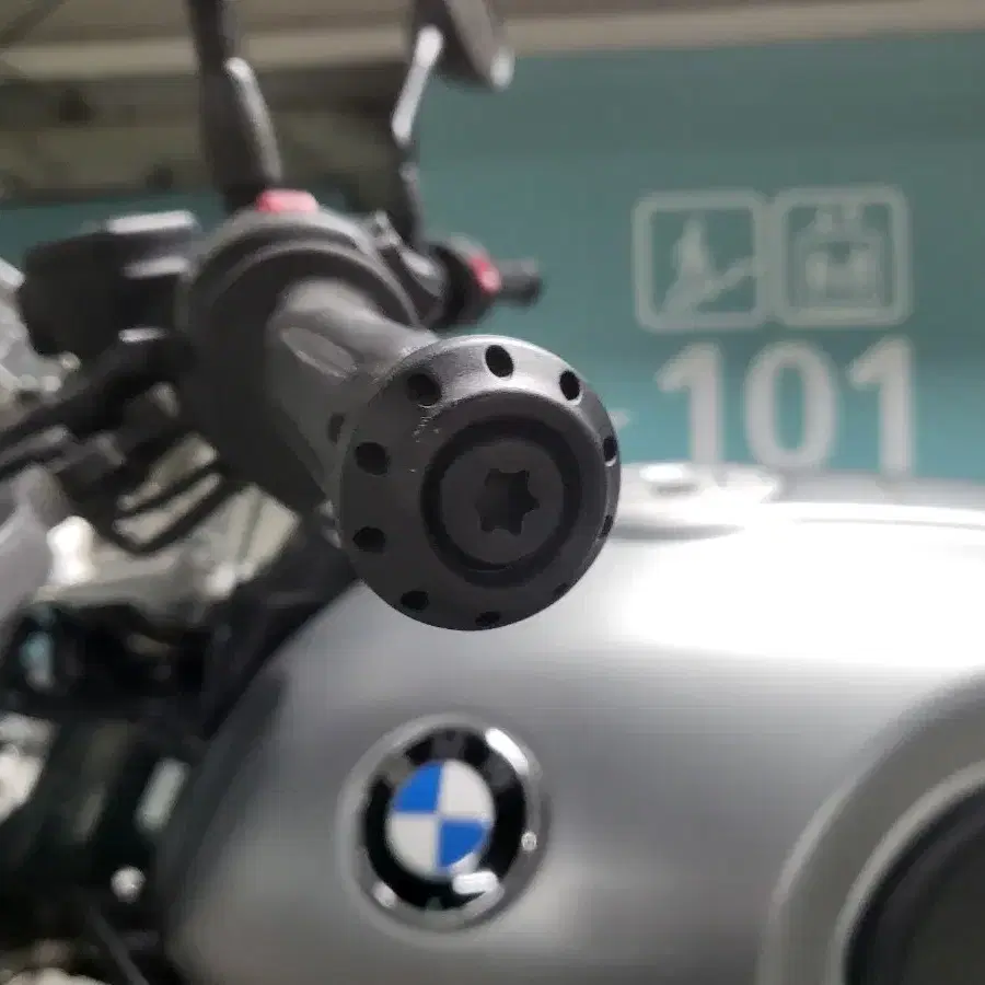 2021 BMW 알나인티 스크램블러 포커번호