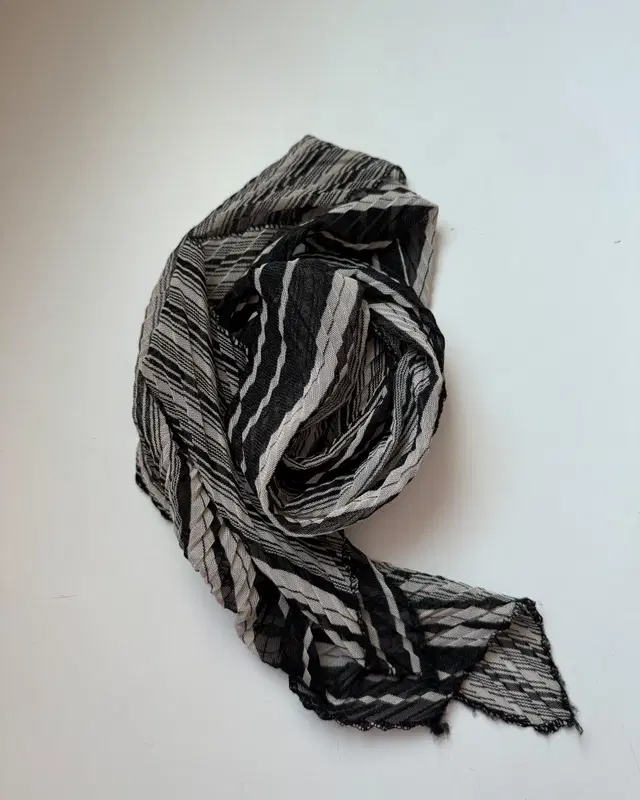 Stripe pattern pleats scarf