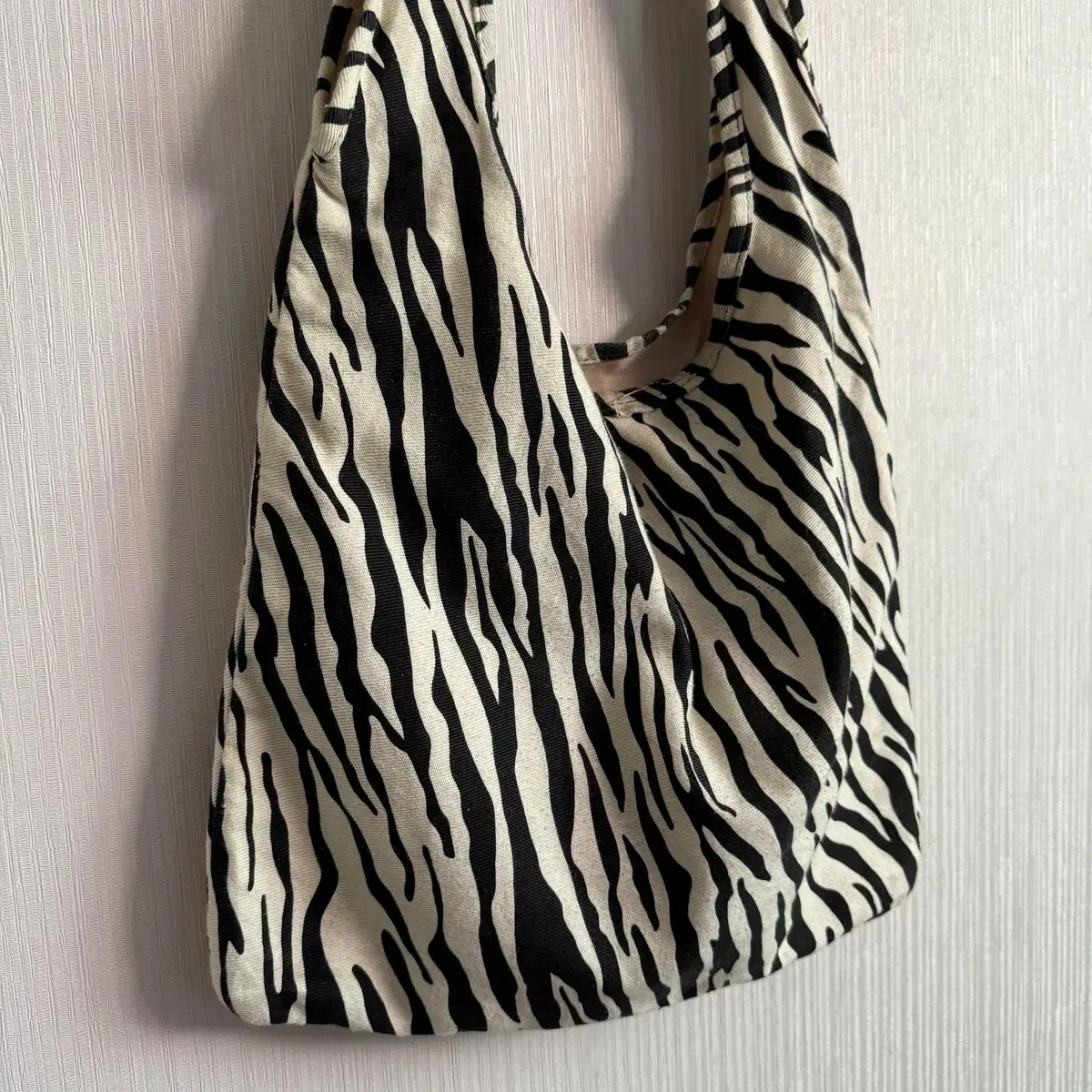 Zebra pattern shoulder bag