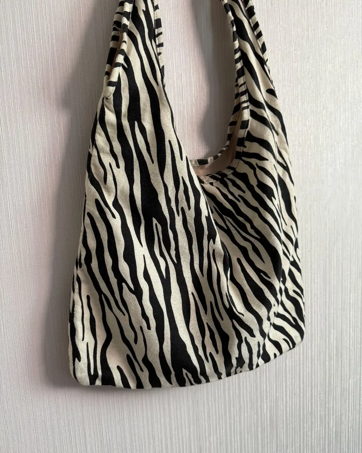 Zebra pattern shoulder bag