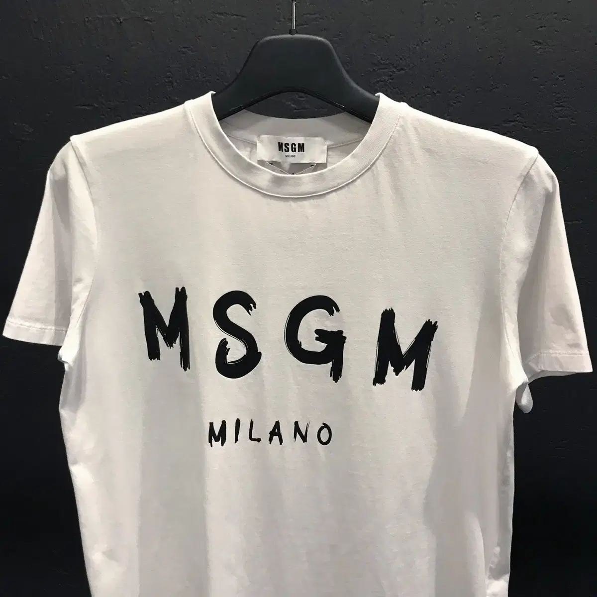 MSGM 화이트 전면 블랙로고 네임 프린팅 루즈핏 반팔 티셔츠