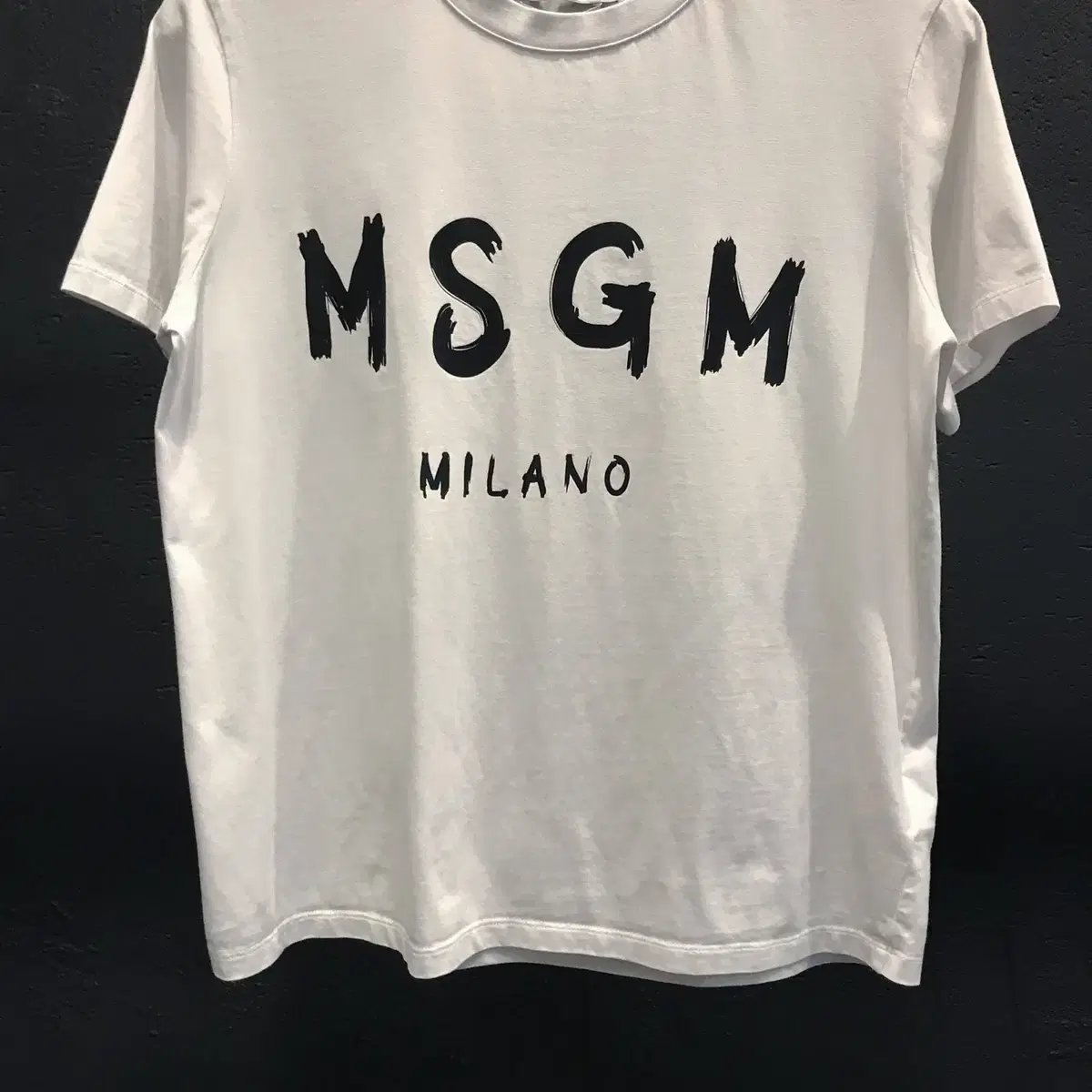 MSGM 화이트 전면 블랙로고 네임 프린팅 루즈핏 반팔 티셔츠