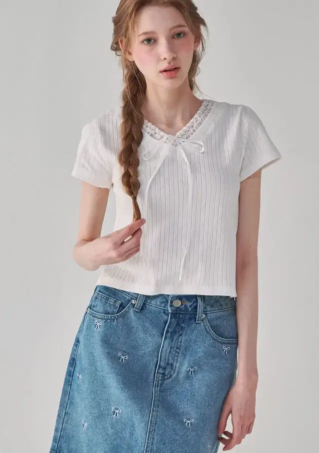 론론 STRING RIBBON LACE V NECK SLIM CROP T