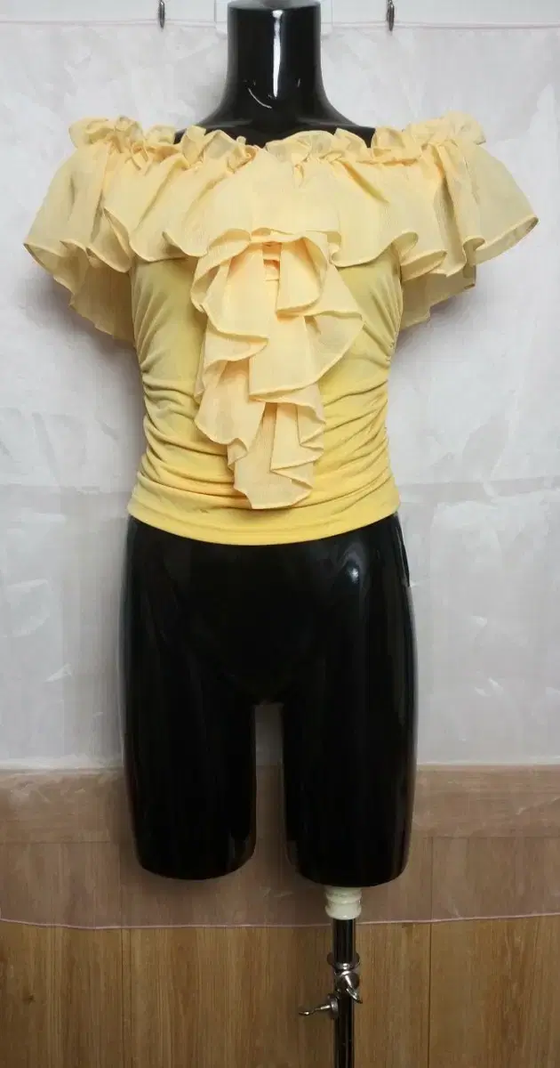 Yellow ruffled blouse S