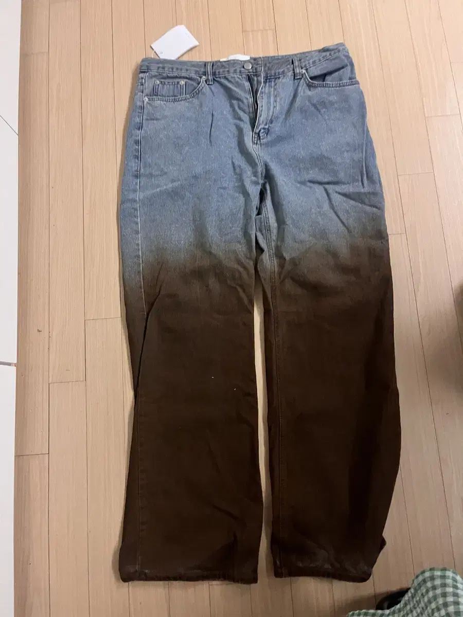 (34) Gradient Jeans