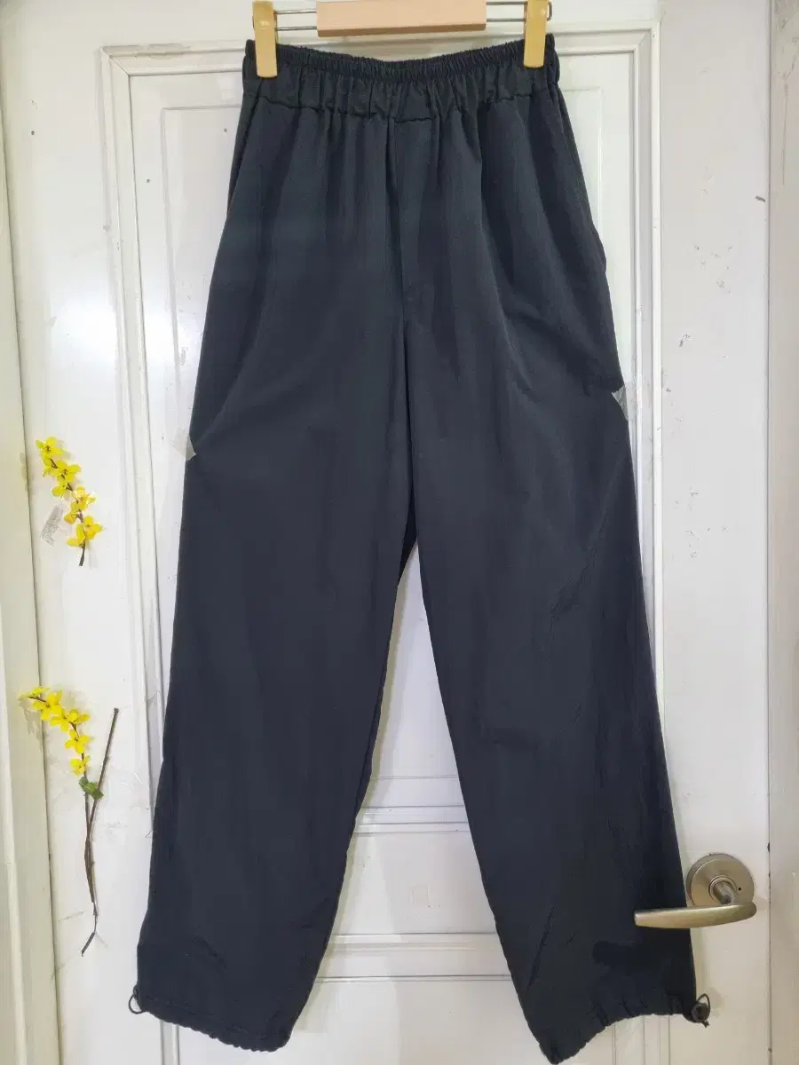 Yeoreum. Banding. Rustling jogger pants. Almost new. 77