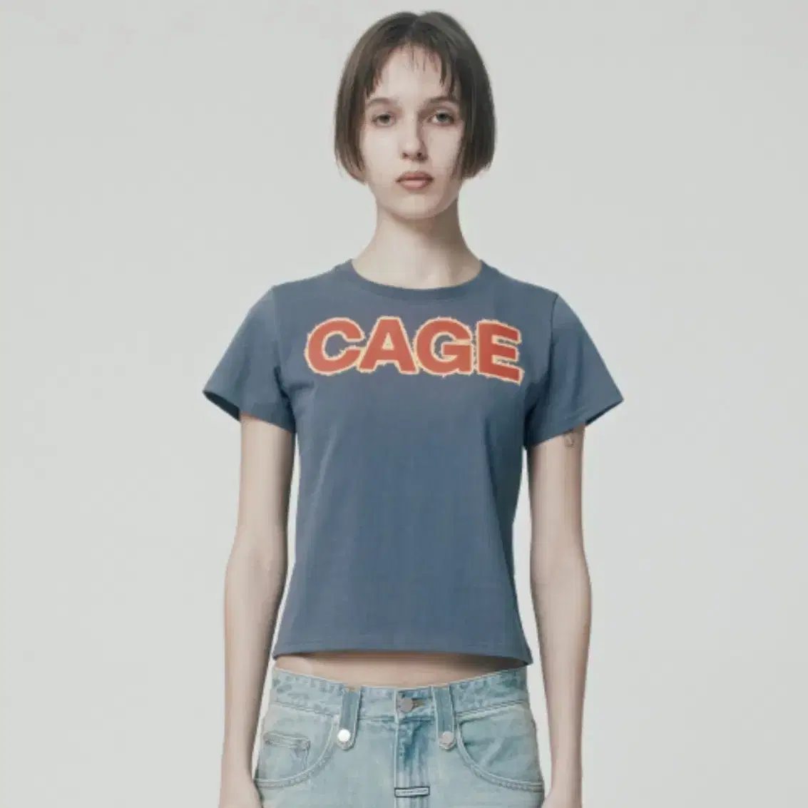 [S]더바이닐하우스 CAGE WIDE LOGO TEE