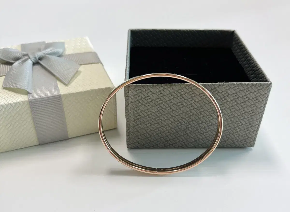 14k Bangle (16.5cm)