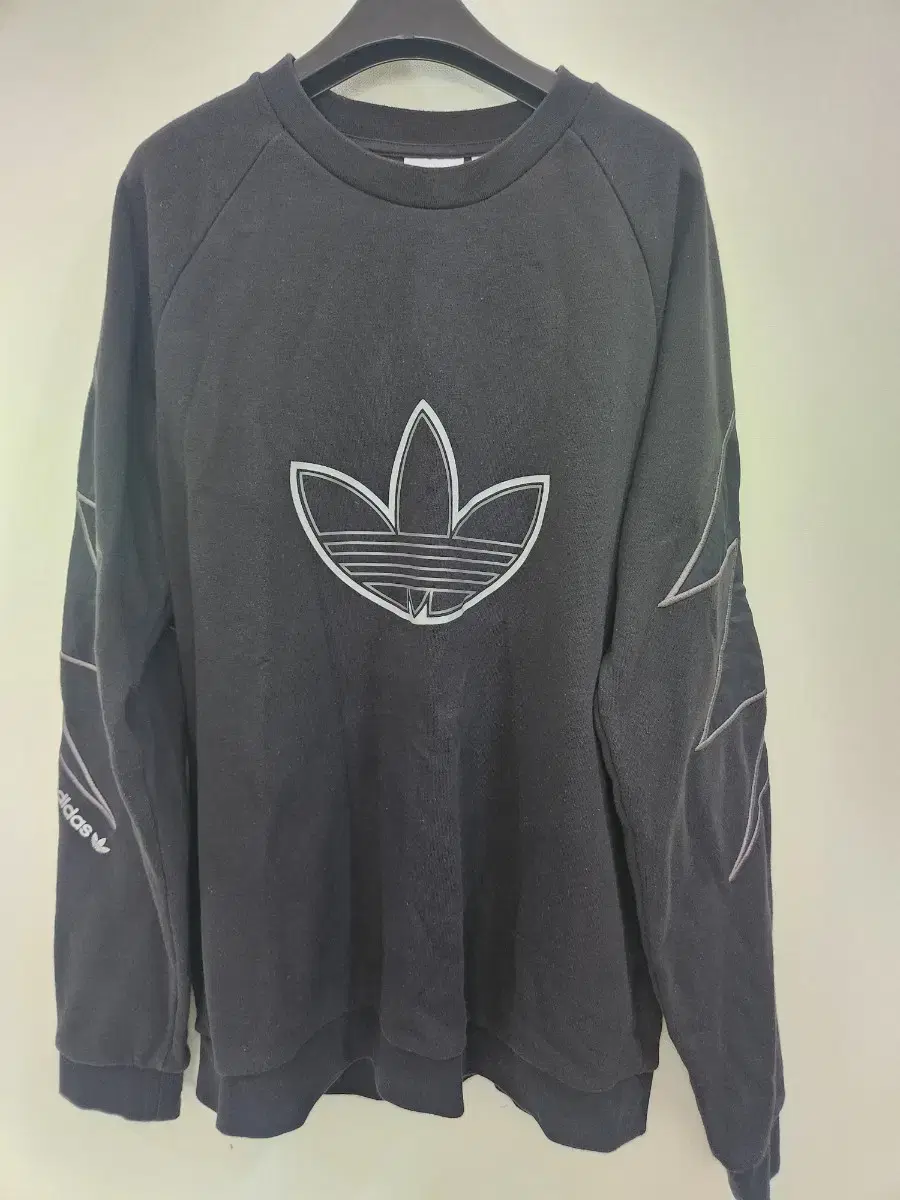 M ) Adidas Round T-Shirt sells