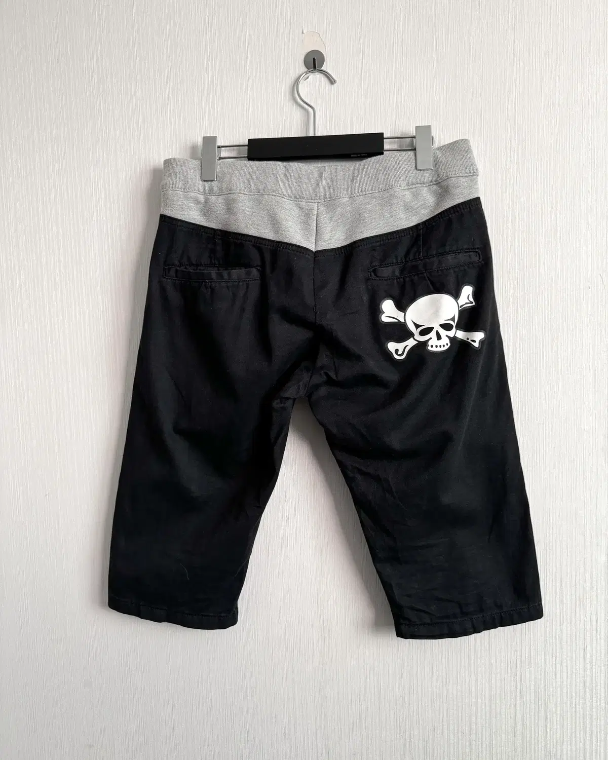 Back skull point half pants