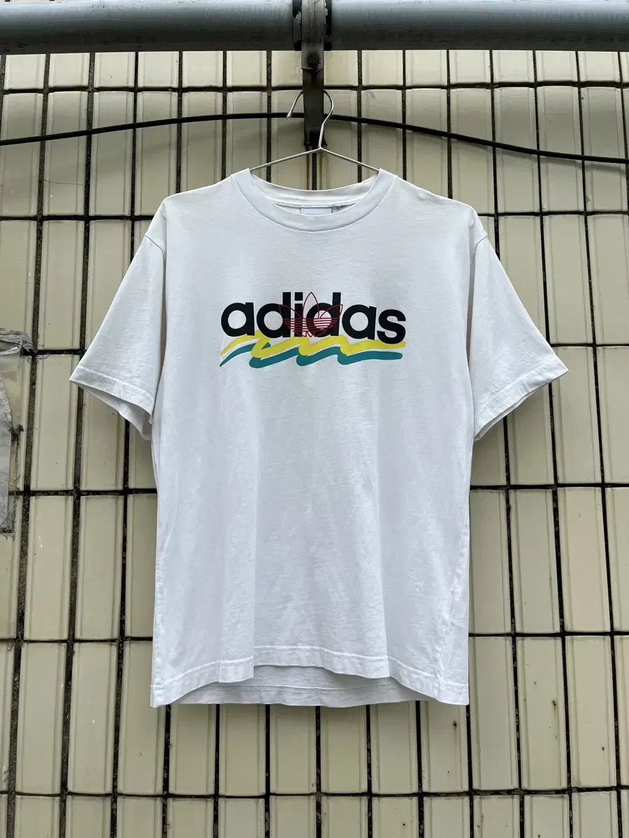 아디다스 화이트 레터링 반팔티셔츠  Adidas