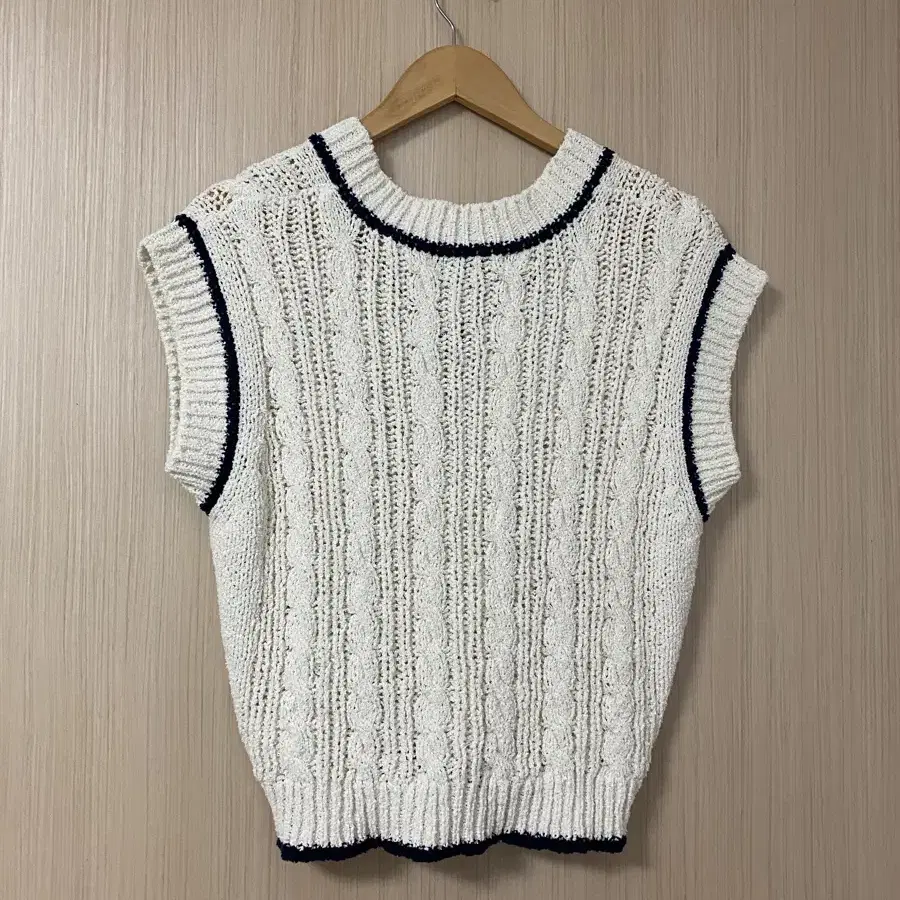 어몽 니트 베스트 a v neck cable knit vest