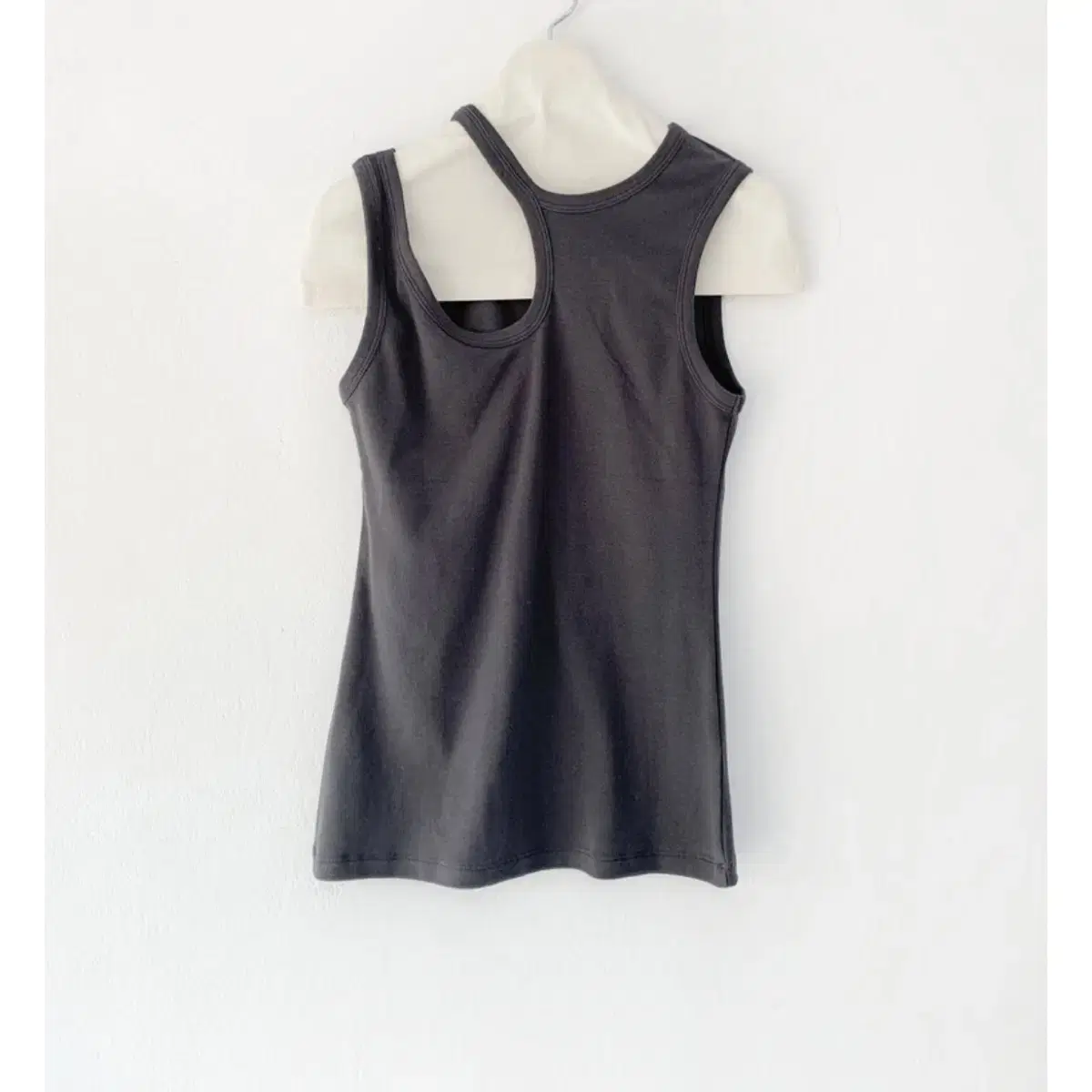 랩쳐 BASIC CUTTING SLEEVELESS 차콜 컷아웃 슬리브리스