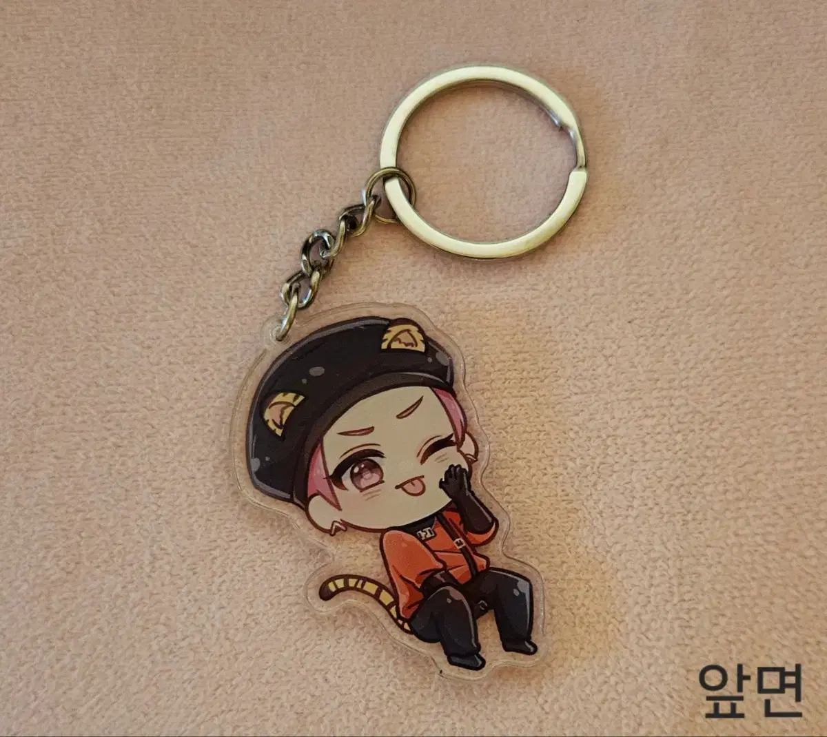 Oneus hwanwoong devil keyring/keychain