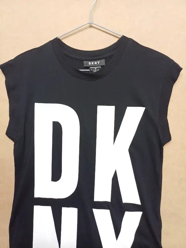 DKNY 빅로고 민소매 스판 롱티셔츠 55