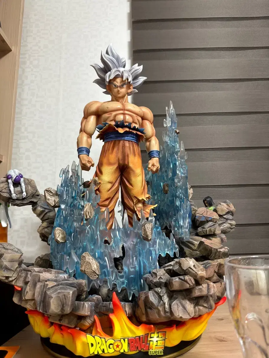 Son Goku unconscious pole figure sell.