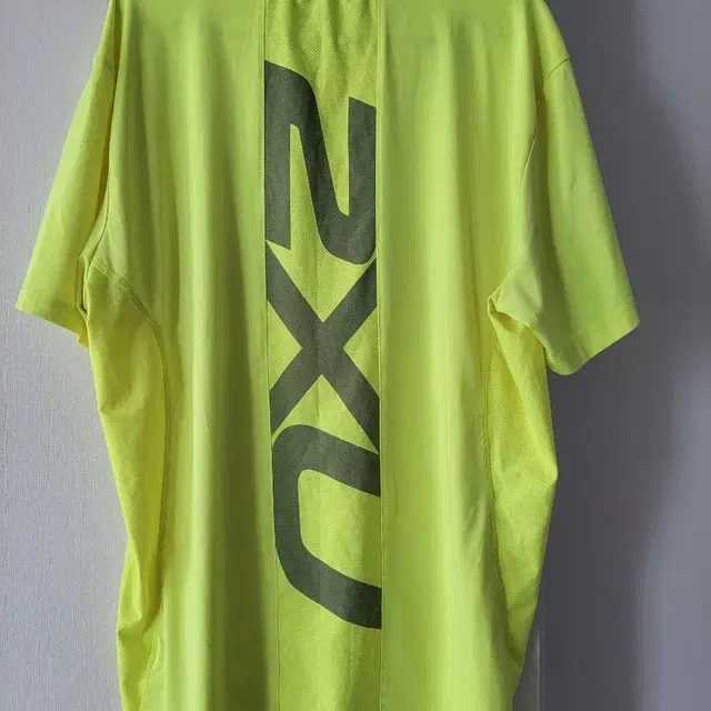 2XU 형광 기능성 반팔티 XL